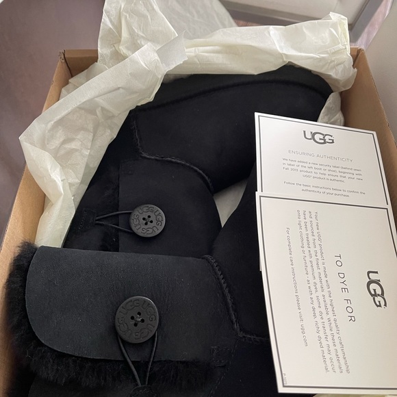 UGG Bailey Button II - Picture 2 of 3